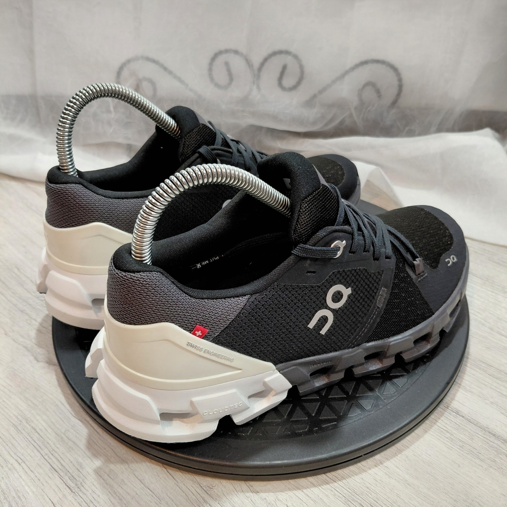NEW On Running Womens Cloud Flyer 4 Black White & Gray Running Shoes SIZE 7 - Picture 4 of 11